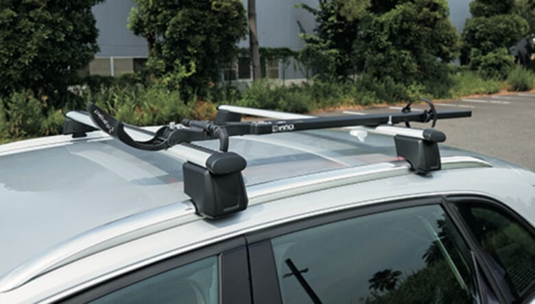 キャリアはイノー製をチョイス。「見た目はできるだけシンプルなままがいいので、一番小さいサイズを選びました」。