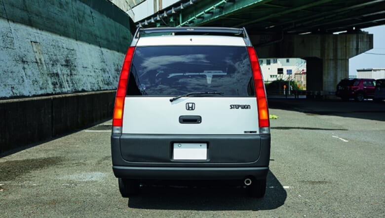 外遊び用ファミリーカーとして、肩ひじ張らずに使い込める1台。【’99 HONDA STEP WGN】