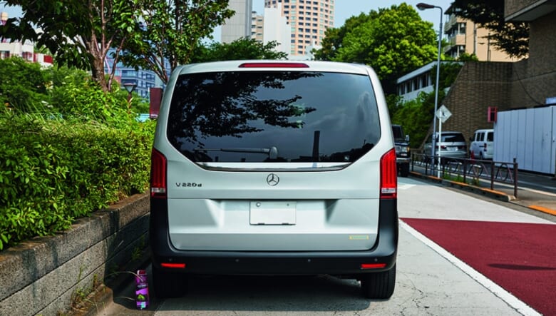 仕事でもクライミングの遠征でも、大満足の積載量。【’16 MERCEDES-BENZ V220 D】