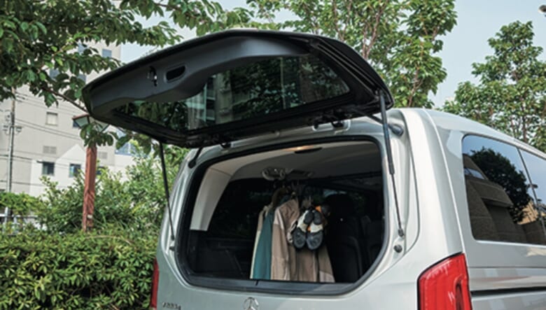 バックドアは、ガラスハッチ部分だけでも開閉できる。「狭い駐車場でも荷物が出し入れしやすくて、かなり重宝しています」。