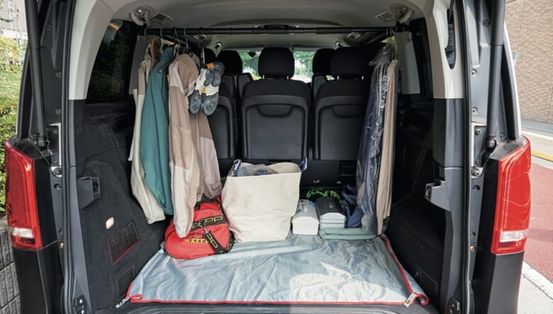 バックドア全体を開けると広大な荷室が現れる。「天井も高いけど床も低い。3列目のシートを2列目に持ってきて、荷室を広くしました」。