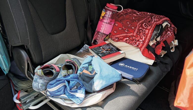 リアシートにはクライミングのギアを常備。