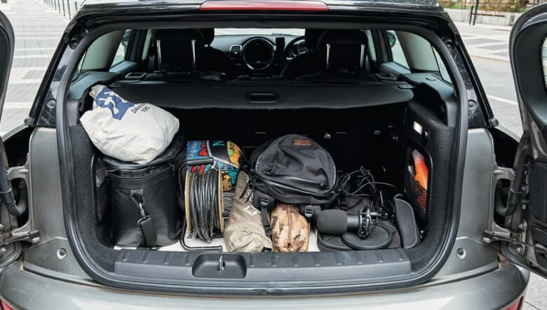 ラゲッジにはキャンプギアとともにマイクも。「『むらゆうのほどほどの話～アンダー・ザ・換気扇～』っていう番組名で、友人とポッドキャスト配信をしているので、その機材です。