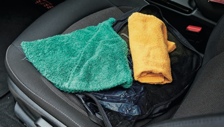 助手席にあるのはサウナグッズ。「関東近郊のサウナ施設や銭湯を巡っています。最近のお気に入りは、西新井の堀田湯。動線が素晴らしい」。