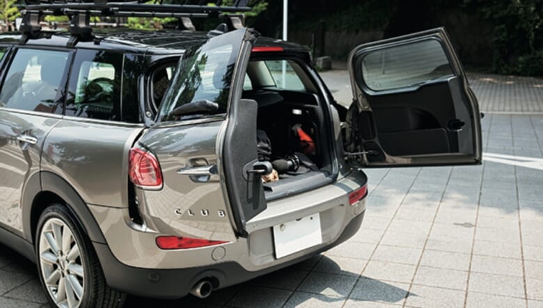 クラブマンといえば観音開きのバックドア。