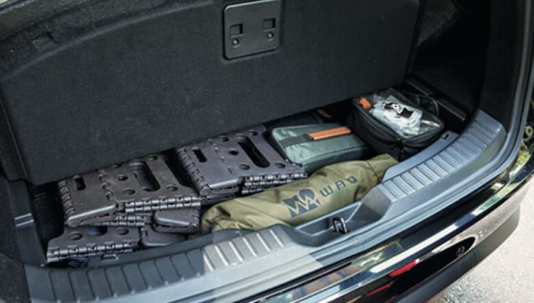 ラゲッジのフロア下にも収納スペースがあり。「これが地味に便利。細かいギアを常備しています」。