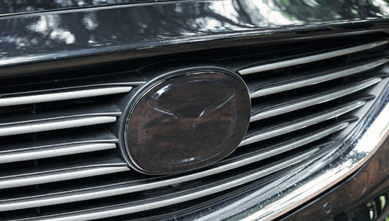 フロントのロゴはクリアシートで、ほどよくブラックアウト。