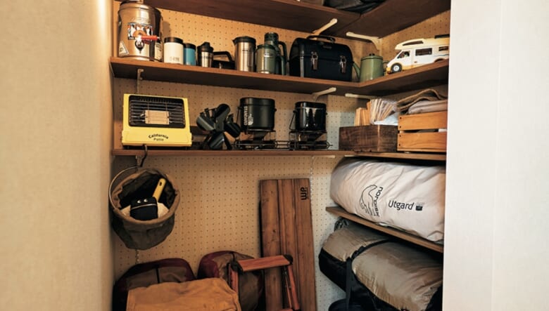 玄関脇には土間スペースの収納棚を設置。ここを拠点にして、いつでもキャンプに行けるように、アウトドアギアが置かれている。「お気に入りのギアを厳選しています。庭やウッドデッキでも使っていきたいです」。