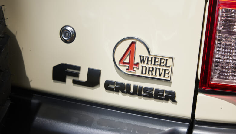 【’17 TOYOTA FJ CRUISER】特別仕様のボディカラーが、キャンプ欲を引き立てる。