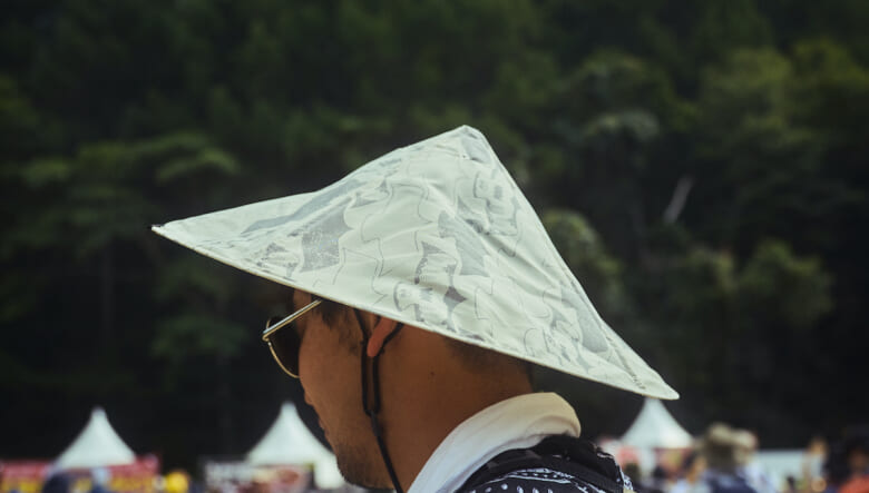 エスニック調コーデに古着ベストで収納力増。-FUJI ROCK FESTIVAL ’25-