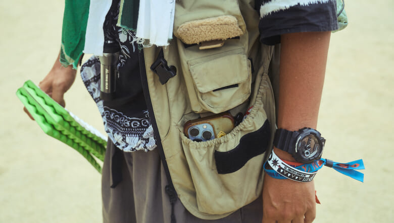 エスニック調コーデに古着ベストで収納力増。-FUJI ROCK FESTIVAL ’25-