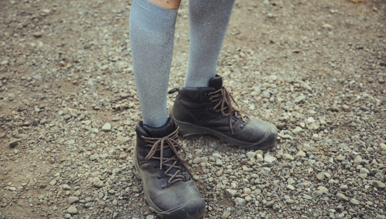 ラメ入りソックスでメリハリ効かせる。-FUJI ROCK FESTIVAL ’25-