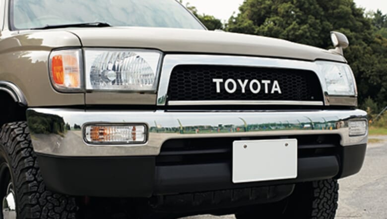 フロントバンパーはメッキ仕様にカスタム。「後期型のアゴが出てるカンジがあまり好みじゃなくて、前期の面構えに」。