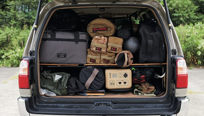 荷室のDIYした棚にヒルバーグのテントなどキャンプギアを積載。SUPはアンドワンダー×ピークス5のコラボ。