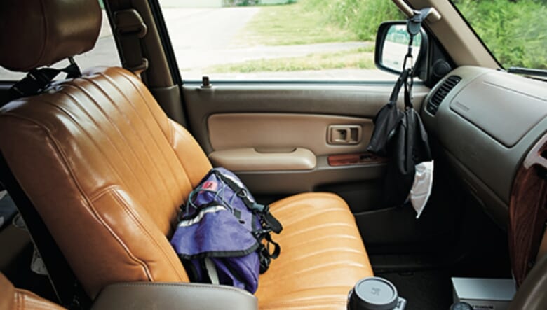 助手席のバッグはスウィフト・インダストリーズのサドルバッグ。