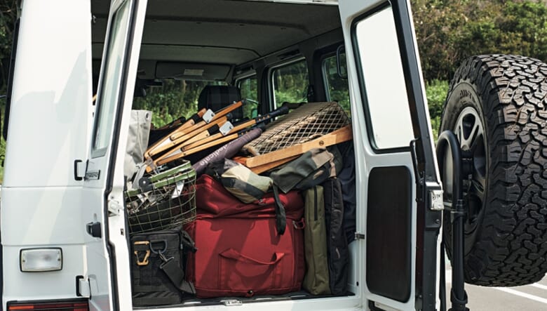 珍しい観音開きのリアゲートを開けると、荷室にはキャンプギアが満載。