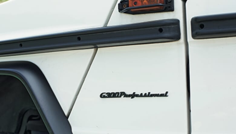 サイドとリアに取り付けられたブラックの筆記体エンブレムはワンオフ。