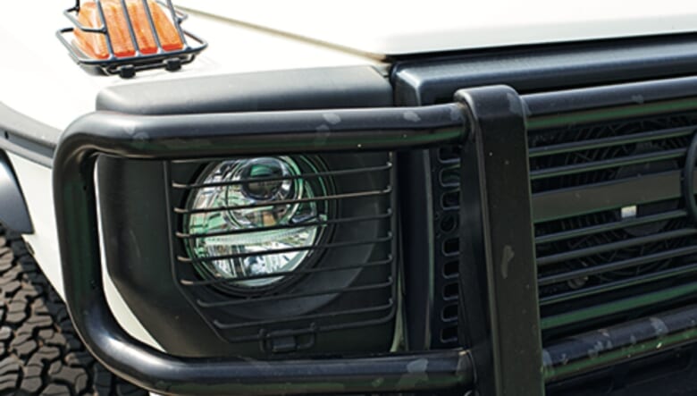 ヘッドライトガードはTOMOさんが手がけるブランドMotoBack Worksのオリジナル。