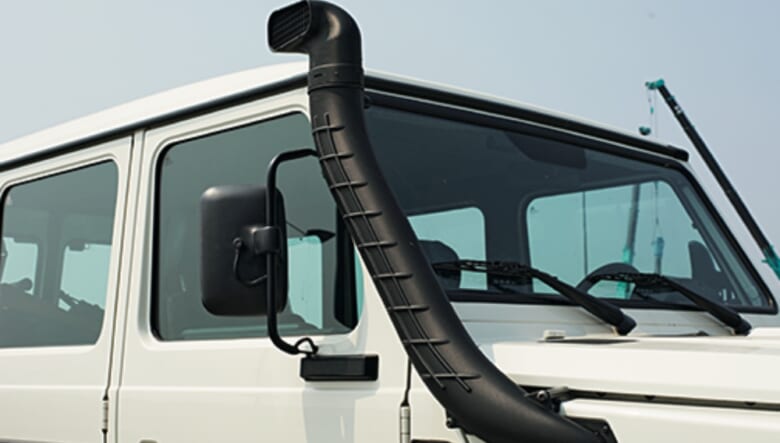 エンジンルームから外側に装着され、天井まで伸びるシュノーケルがプロフェッショナルの証。