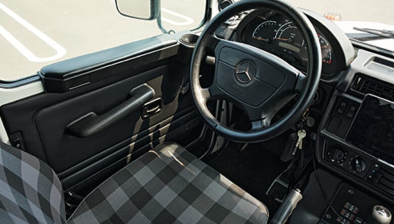 左ハンドルの運転席は、タフな環境での使用が想定されている本格オフローダー仕様で、パワーウインドウやパワーシートなど快適系のオプションは未装着。