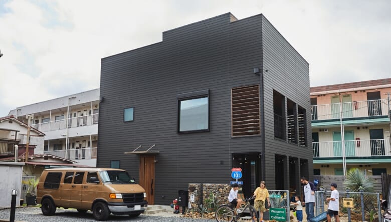 キューブ状のシンプルな外観だけに、庭やクルマなどの趣味が際立つ。家を建ててすぐ購入したという愛車は2003年式のダッジ・ラムバン。アメ車好きには植物好きが多く、相乗効果的に交流も広がるそう。