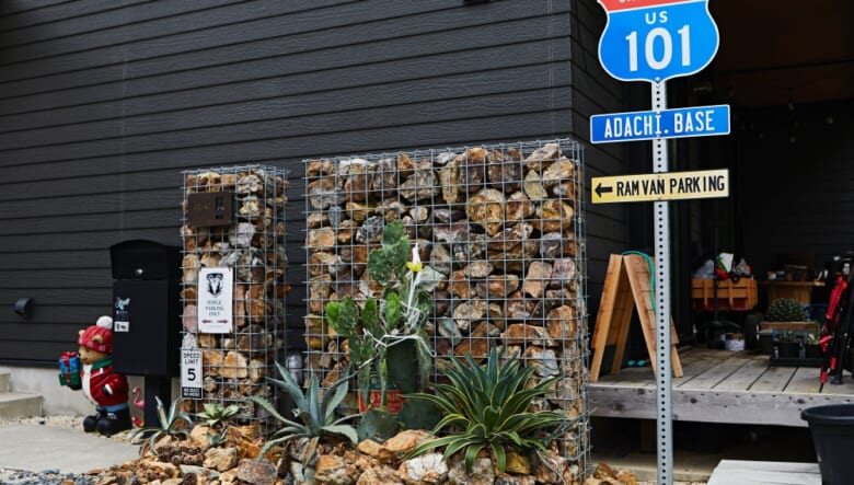 玄関脇にはガビオンと植栽を組み合わせたエクステリア。