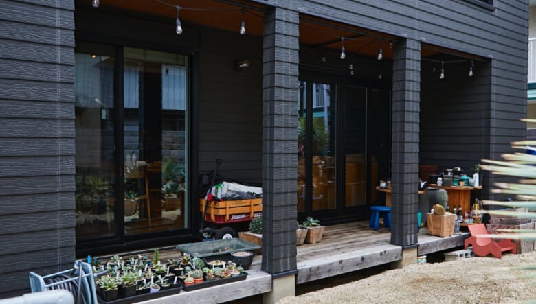 ウッドデッキで植栽の手入れや作業を行う。