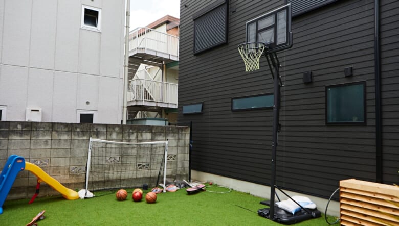 反対側にはバスケやサッカーを楽しめる裏庭。