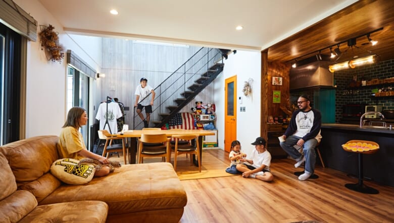 1階はベーシックな間取りのワンルームだが、材や色味を細かく切り替えて奥行きを出し、吹き抜けで開放感を得た。ウッディーな素材を取り入れあたたかみを演出しつつも、多用しないことで洗練されたバランスに。