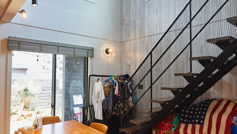 ダイニングは上下に大きな窓を3つも備え、彩光と眺めがピカイチ。ダイニングテーブルは祖母からの贈り物だとか。