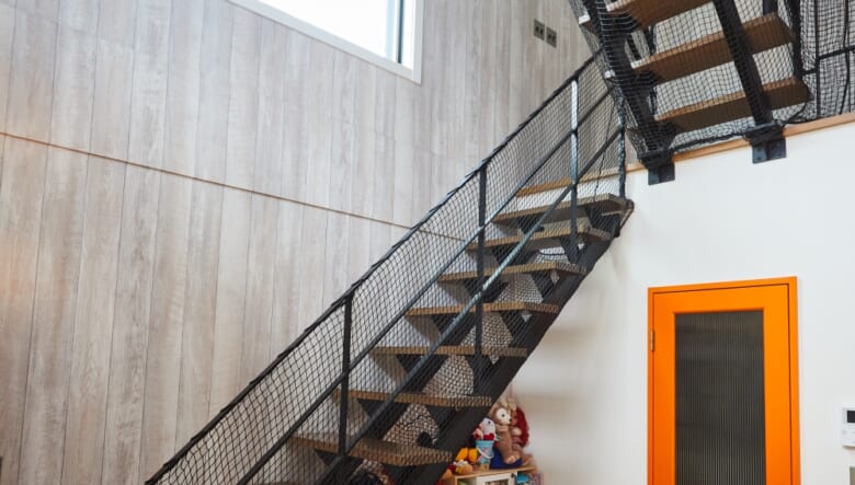 吹き抜けの開放感を活かすために、ストリップ階段を選んだ。

