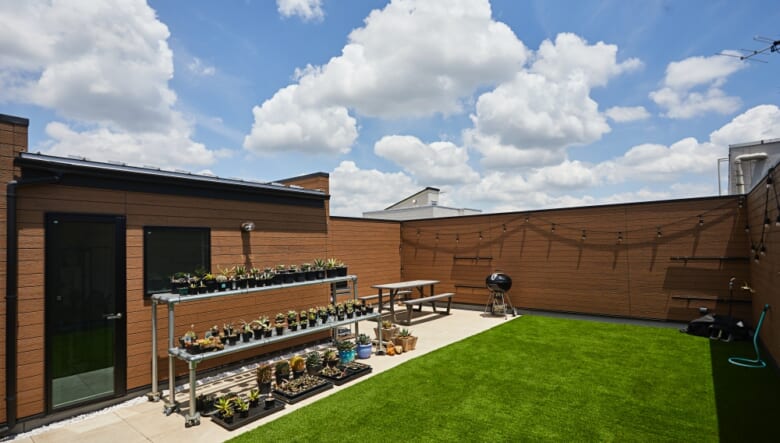 標準より高い2mの壁で囲ったルーフバルコニーは、外からの視線を気にせず空の広さを堪能できる。近くに住む祖父母を誘い、BBQや花火大会、プールを楽しむのが恒例。BBQグリルはコストコで購入したもの。