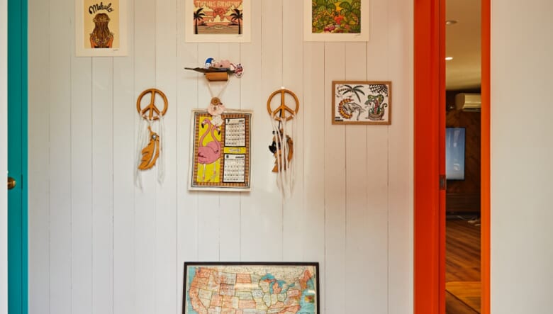 玄関もしっかりカリフォルニアテイスト。カラフルな扉や壁に飾ったアートピースで彩りをプラス。

