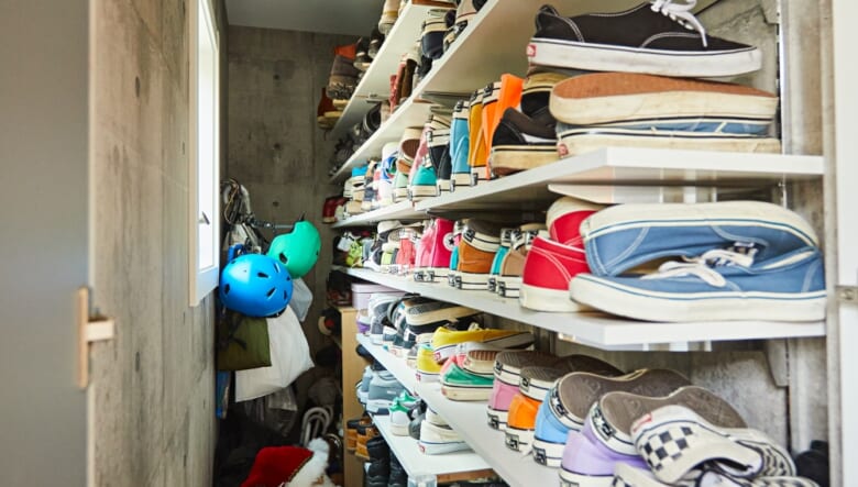 玄関脇には収納力満点のクローゼット。石岡さんはとくにチャックテイラーが好きで、以前は自ら仕入れもしていたという。