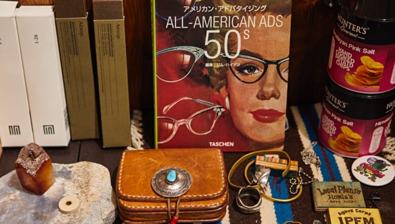 キッチンカウンター脇の小さなテーブルは、アクセサリーや香り物のディスプレイスペースに活用。

