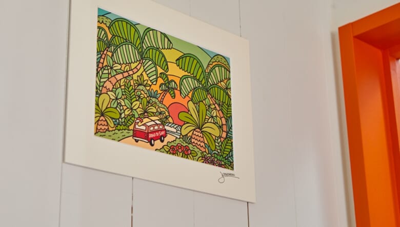 玄関の壁に飾られたルーズマンの作品。

