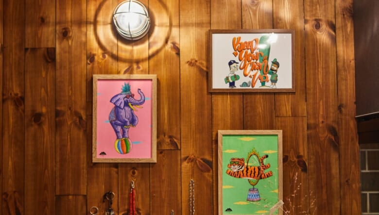 天然木の壁面にマリンライトが映える。

