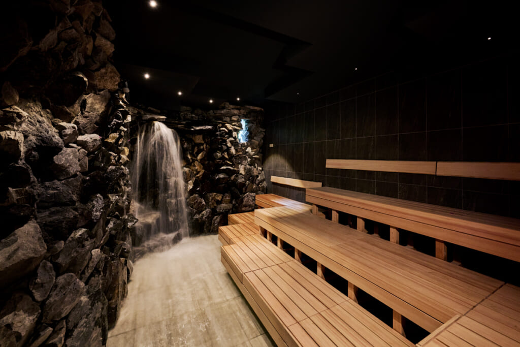 SATOYAMA TERRACEの滝サウナ