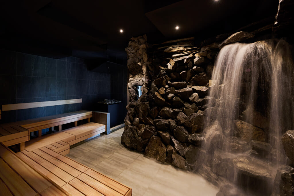 SATOYAMA TERRACEの滝サウナ