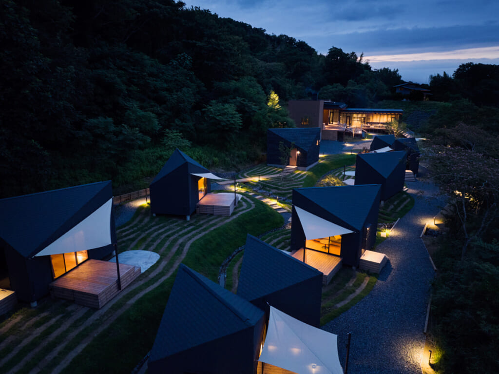 SATOYAMA TERRACEの夜の客室