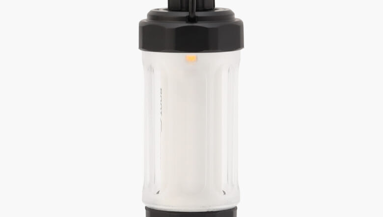 ルートコーの LEDランタンに、ブリーフィングとのコラボ版が登場。OD缶風バッテリーで風情ある楽しみかたも！