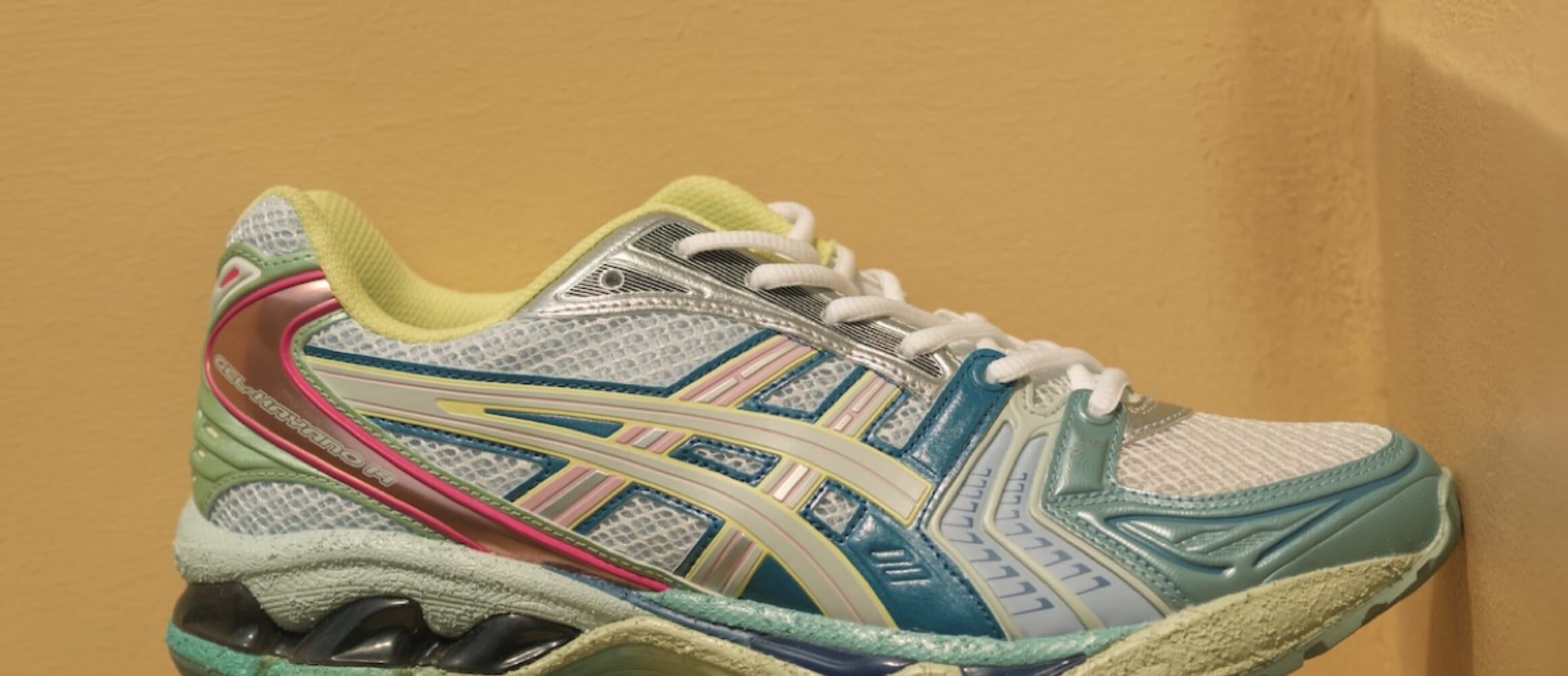 ファセッタズムとアシックスの初コラボによるスニーカーは、30色の