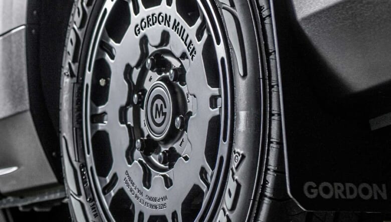 ハイエース&キャラバンオーナーに朗報！　インダストリアルなアルミ鍛造ホイールがゴードンミラーから新登場。