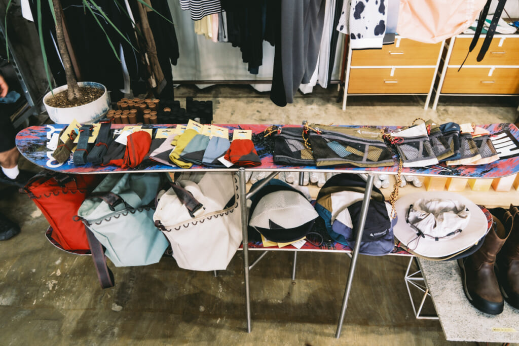 世田谷・松蔭神社のフリッジの登山バッグゾーン