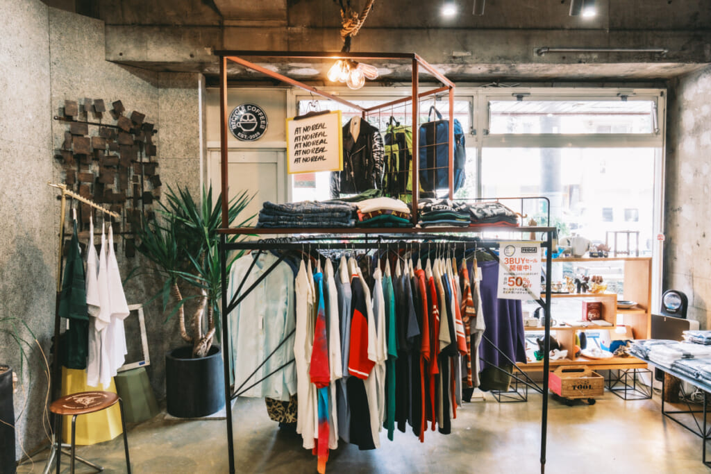 世田谷・松蔭神社のフリッジの古着ゾーン