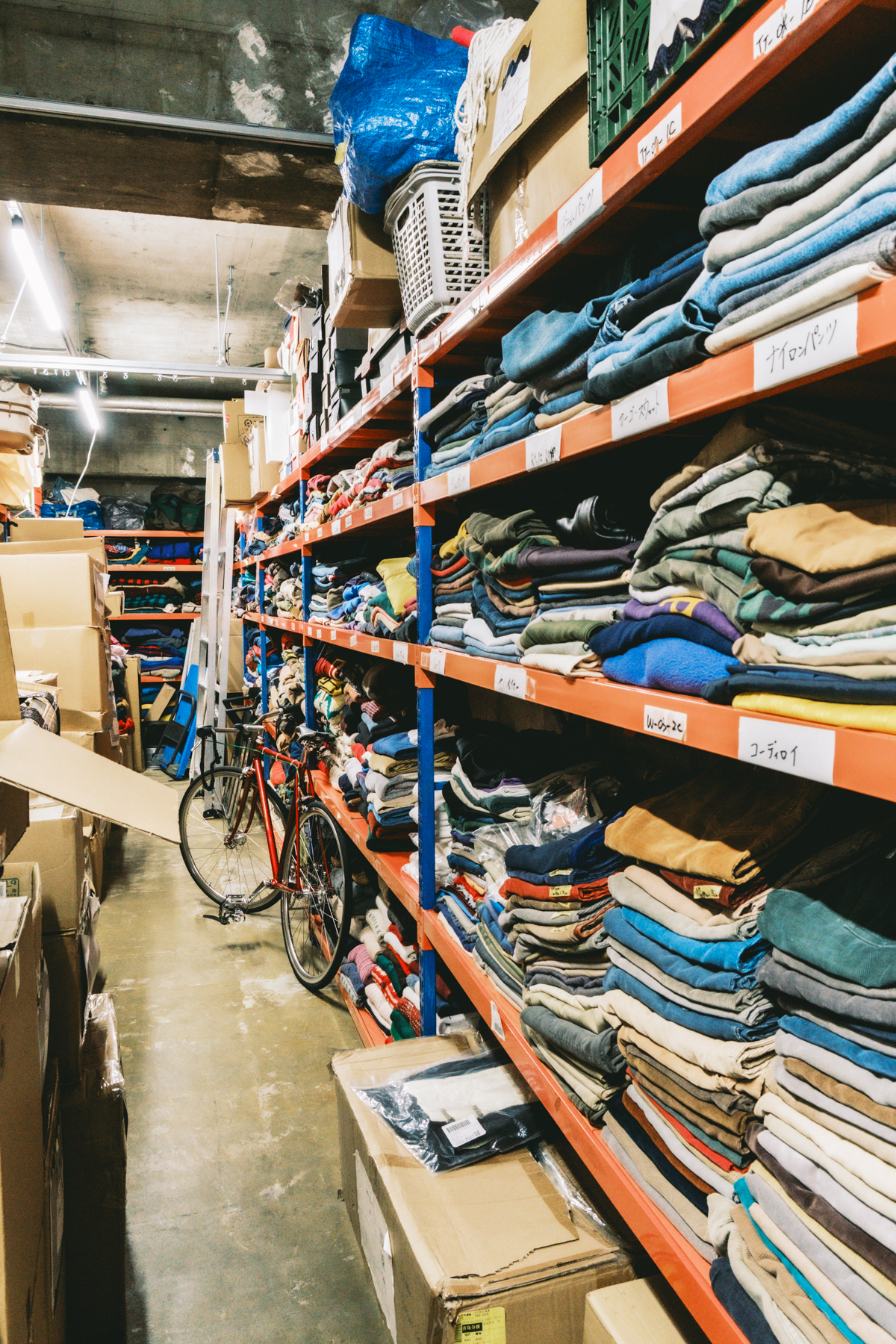 世田谷・松蔭神社のフリッジの古着ゾーン