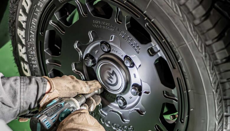 ハイエース&キャラバンオーナーに朗報！　インダストリアルなアルミ鍛造ホイールがゴードンミラーから新登場。