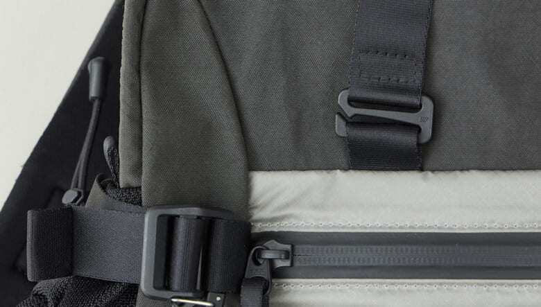 ランブリングがテーマのカレドアー新作バッグ&サコッシュは合体OK！　拡張機能で使い勝手マシマシ！