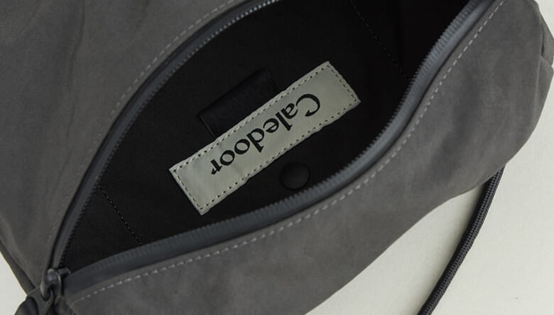 ランブリングがテーマのカレドアー新作バッグ&サコッシュは合体OK！　拡張機能で使い勝手マシマシ！