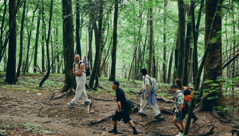 砂浜は海辺だけじゃない？　夏でも涼しい「天空ビーチ」でチルアウト。【GO OUT 遊歩倶楽部／日向山編#01】